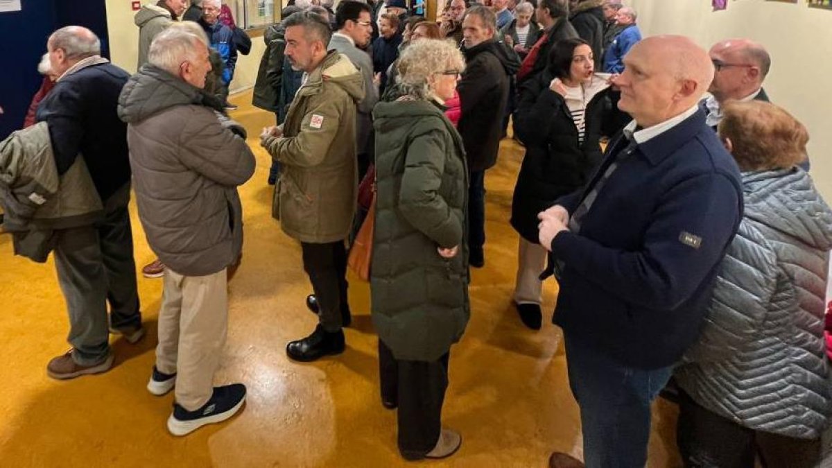 Vecinos y ediles del PSOE en el centro cívico Zona Este, momentos antes de que fuera a comenzar el acto suspendido.