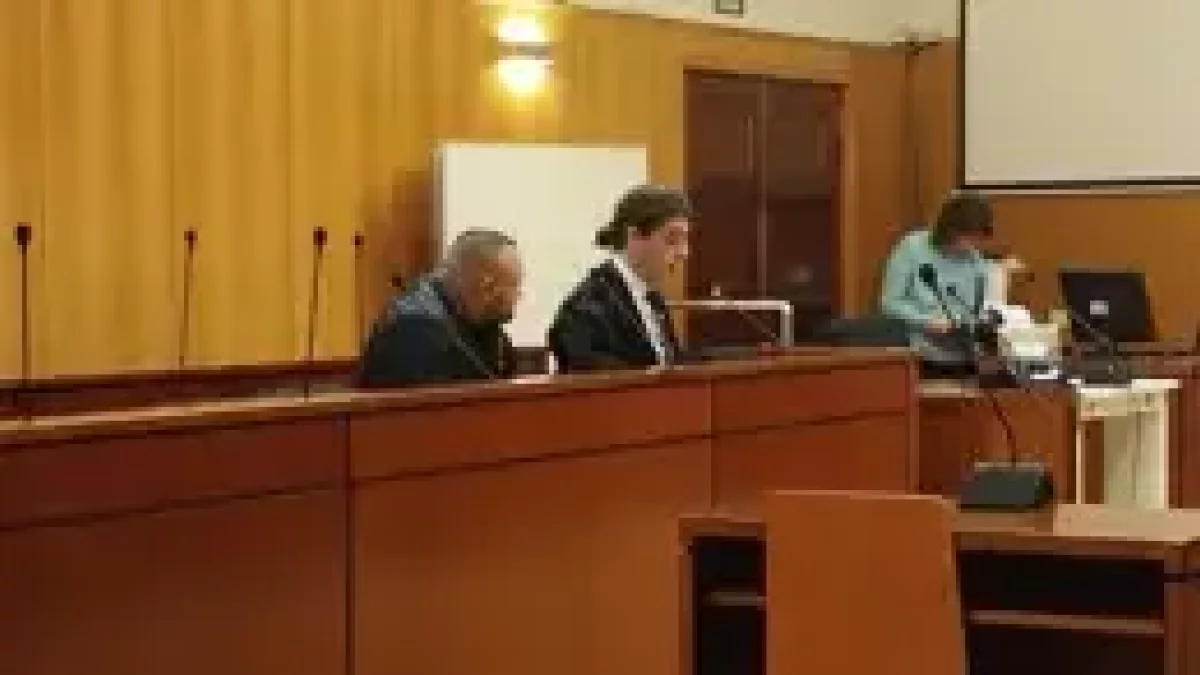 El empresario rumano acusado, en un primer plano, junto a su abogado durante el juicio en la Audiencia de Valladolid.
