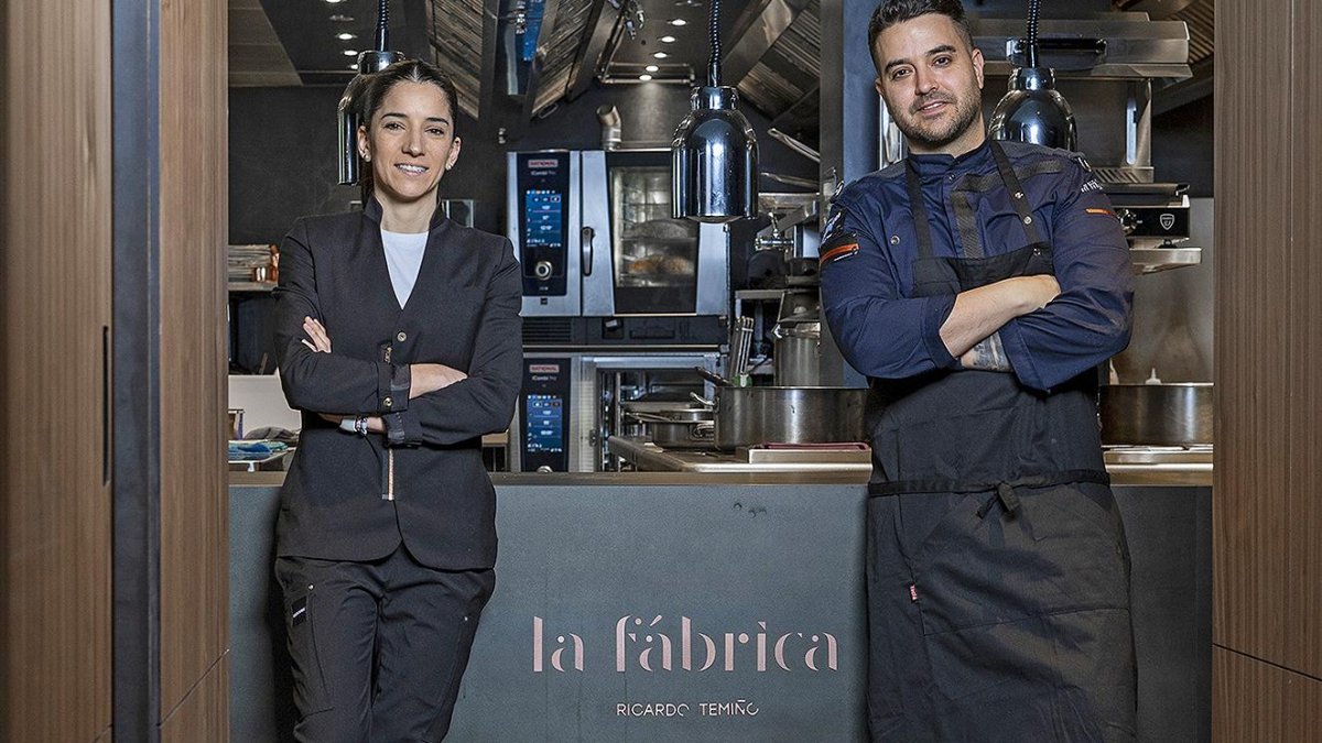 En la imagen, Ricardo Temiño junto a su pareja, Cristina Lázaro.