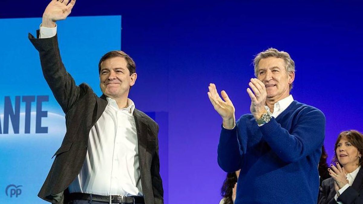 Alberto Núñez Feijóo y Alfonso Fernández Mañueco en la presentación de candidaturas para las próximas elecciones a las Cortes de Castilla y León del 15 de marzo.
