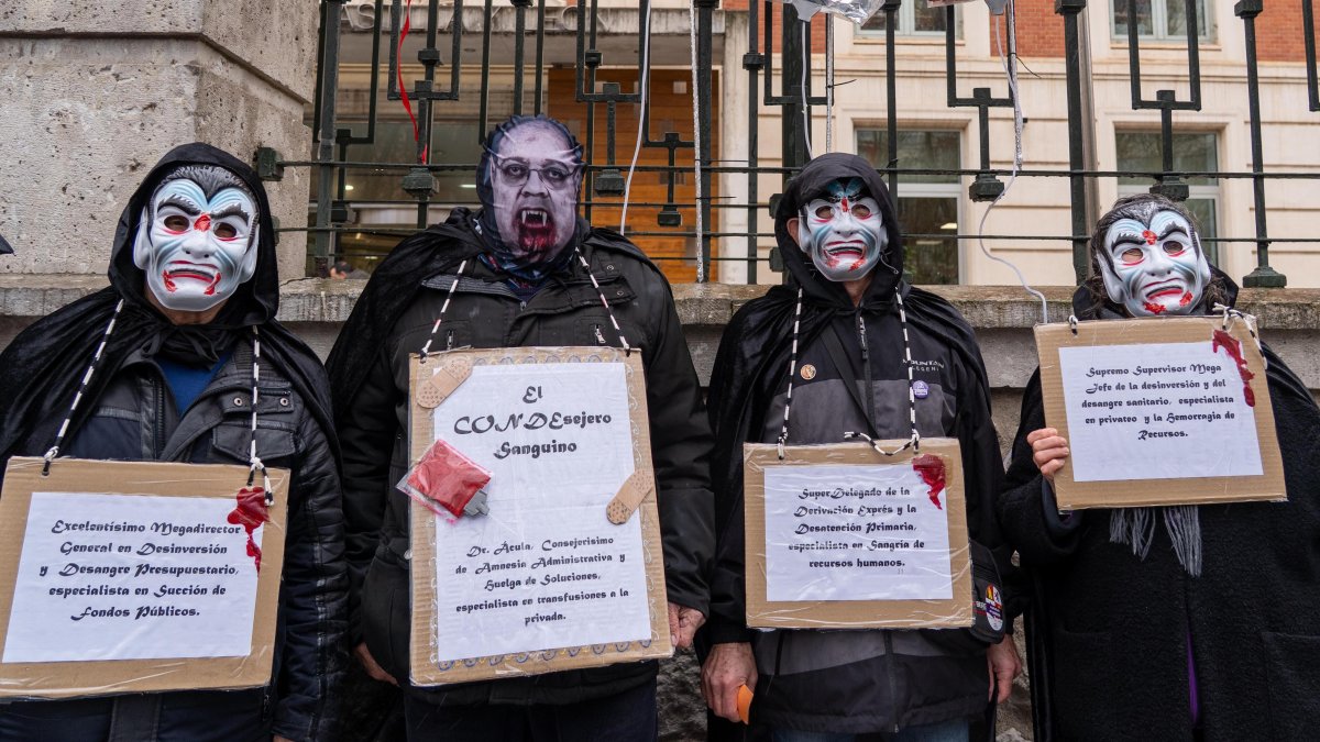 Manifestación para pedir la reapertura del centro de especialidades de Delicias en Valladolid.