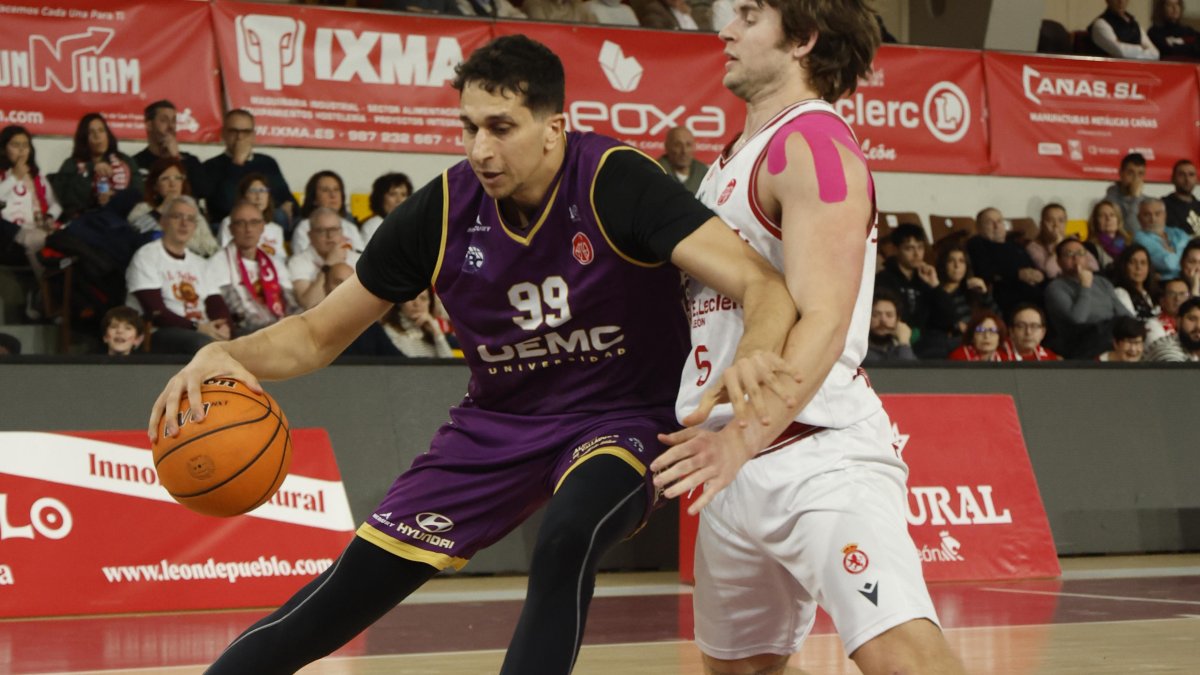 Fares Ochi bota la pelota ante la Cultural.