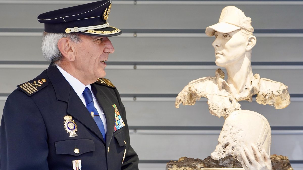 El director adjunto operativo del Cuerpo Nacional de Policía, José Ángel González, junto a la escultura conmemorativa del Bicentenario en la Comisaría Provincial de Valladolid em 2024