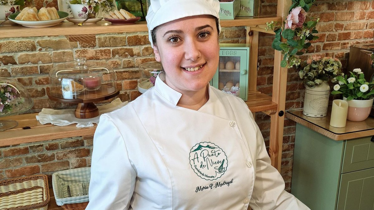 María es un ejemplo de emprendimiento que ha apostado por la vida rural  para realizar su pasión, la pastelería. A la izda, pastas artesanas ‘fontañinas’.