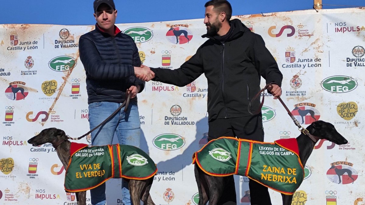 Los dos finalistas del nacional de galgos en campo en Nava del Rey: a la izquierda, el campeón