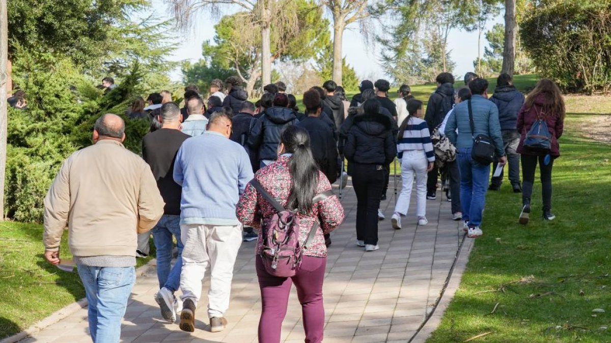 Asistentes al funeral de Juan Esteban Rubio en Las Contiendas.