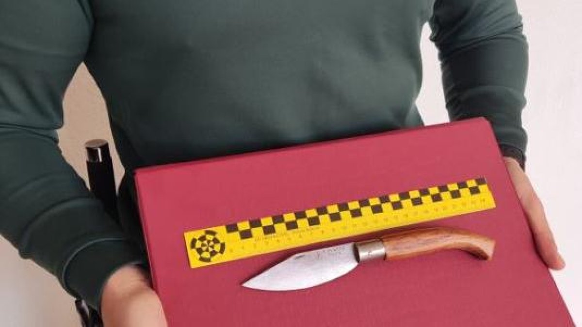 Navaja de 10cm de hoja y 12cm de mango que utilizó el detenido