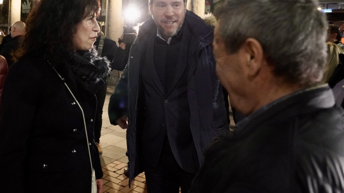 El ministro de Fomento, Oscar Puente y la ministra de Igualdad, Ana Redondo, participan en la pegada de carteles en Valladolid.