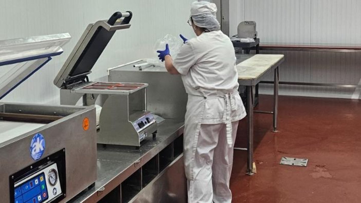 Preparando un pedido de ‘Vinuesa en tu mesa’ en las instalaciones del matadero