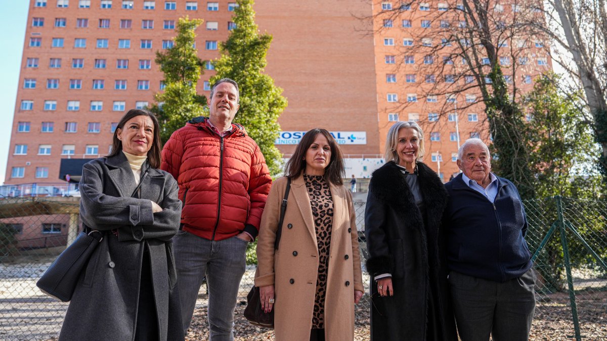 Patricia Gómez Urbán, acompañada de parte de la candidatura, presenta el compromiso número 2 de Carlos Martínez con Valladolid, en el Hospital Clínico