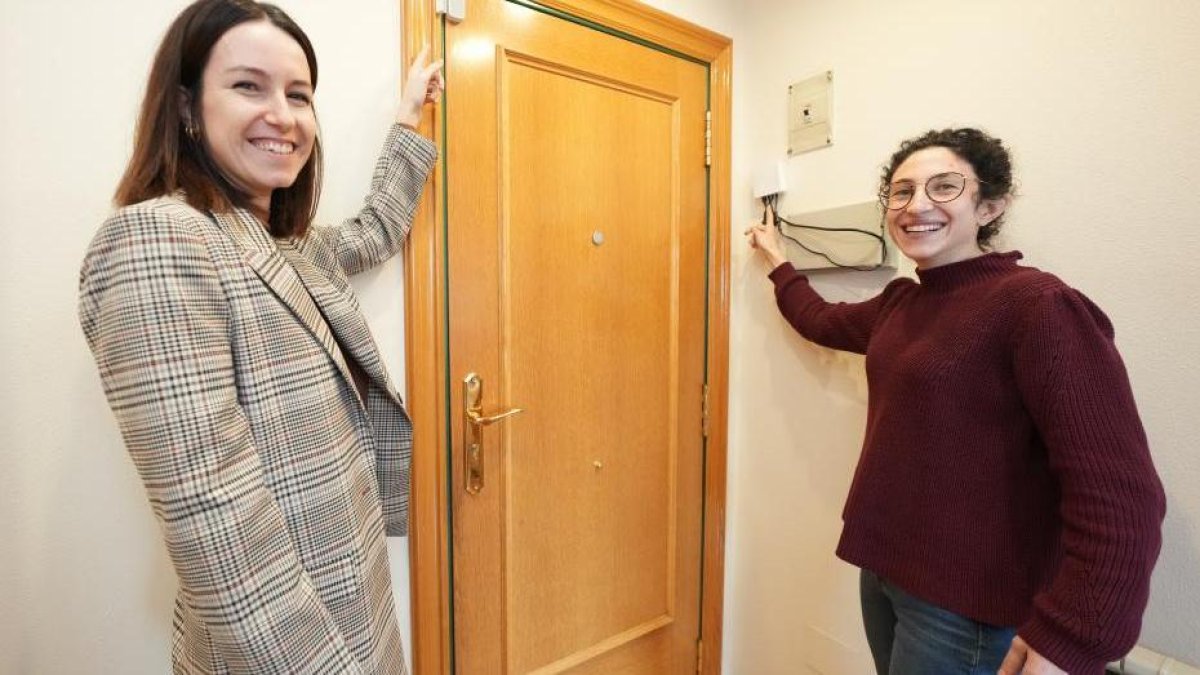 Sofía Ballesteros y María Palomino muestran dos sensores, uno para controlar el movimiento y el otro para vigilar la apertura de la puerta.