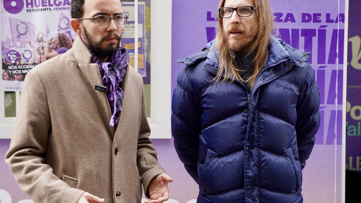 El candidato de Podemos-Alianza Verde, Miguel Ángel Llamas, y el secretario de Organización y portavoz de Podemos, Pablo Fernández.