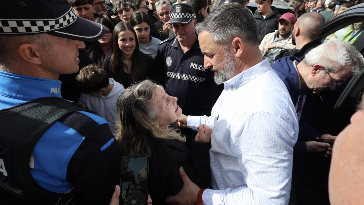 El líder de Vox, Santiago Abascal, y el candidato a la Presidencia de la Junta, Carlos Pollán, participan en un acto electoral en La Bañeza.