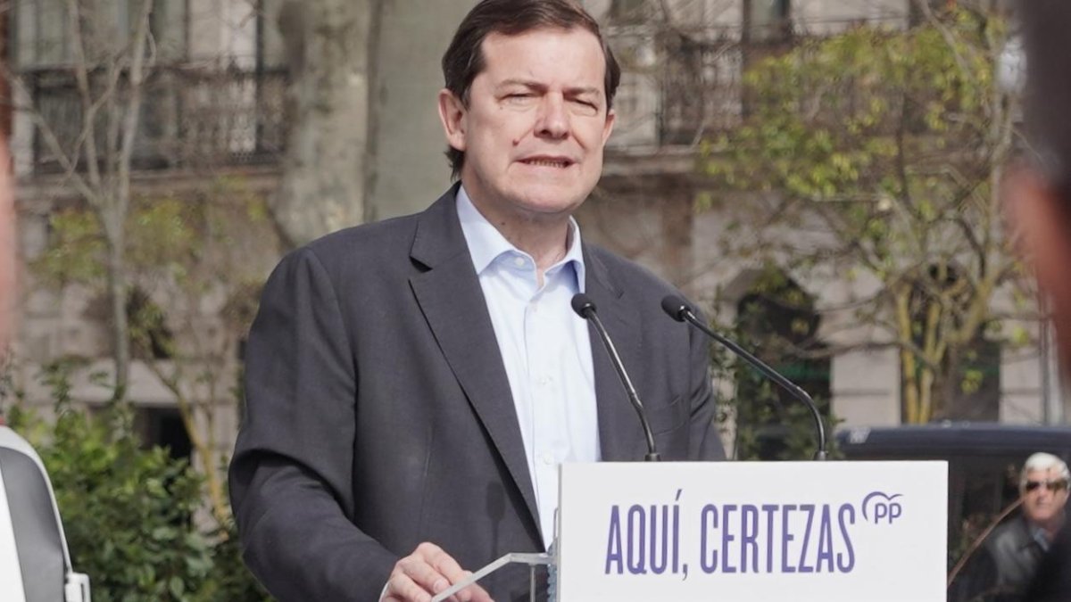 El candidato del PPCyL a la reelección como presidente de la Junta, Alfonso Fernández Mañueco, clausura el acto de presentación de la caravana electoral en Valladolid.