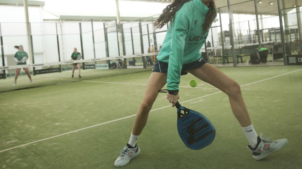 Una acción de pádel en el Trofeo Rector 2026.