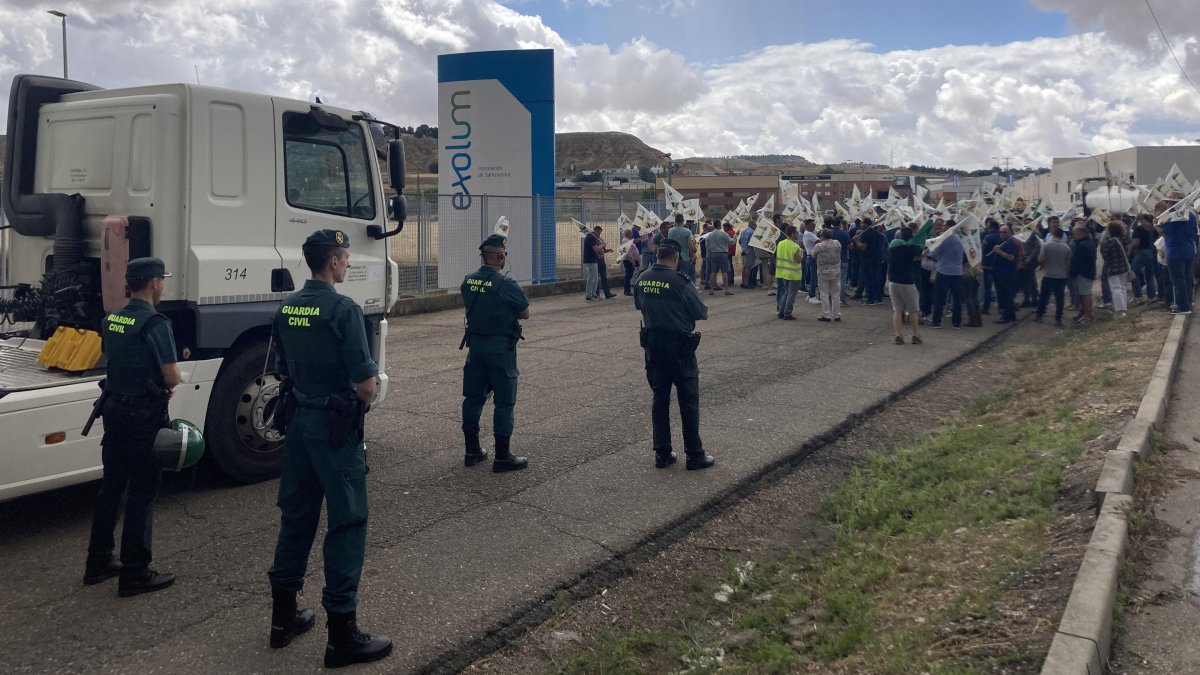 Camión parado a su salida de la CLH en Santovenia de Pisuerga por protestas de agricultores y ganaderos.
