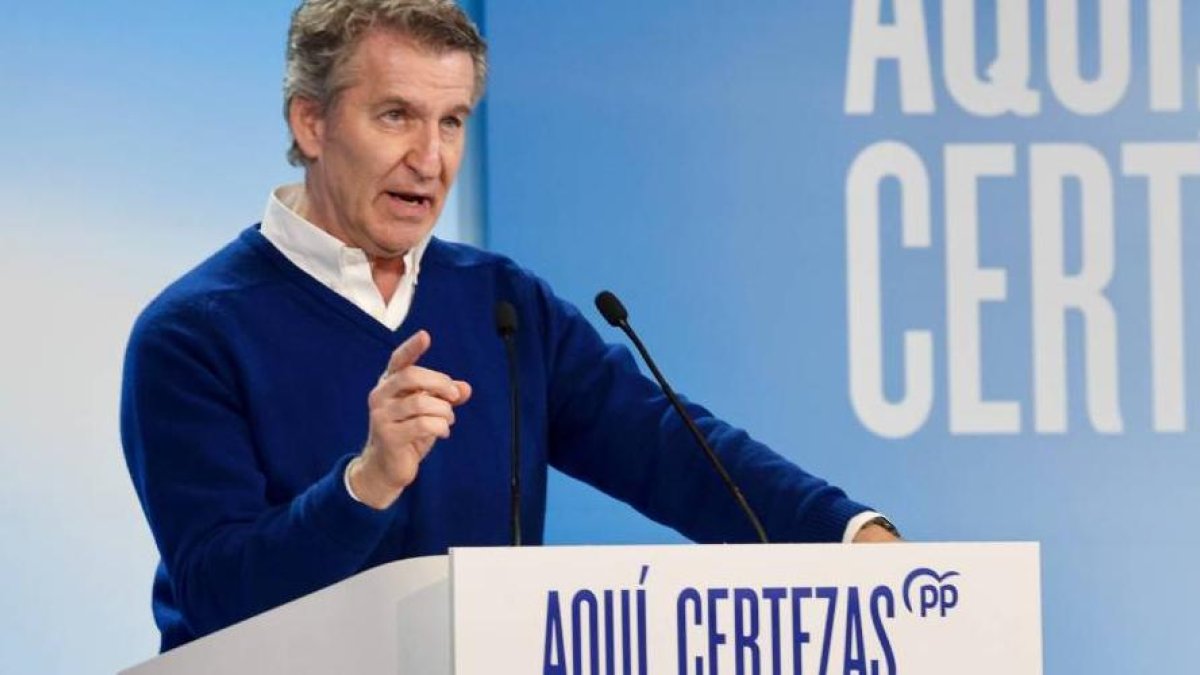 Feijóo interviene en el mitin de campaña en La Bañeza.