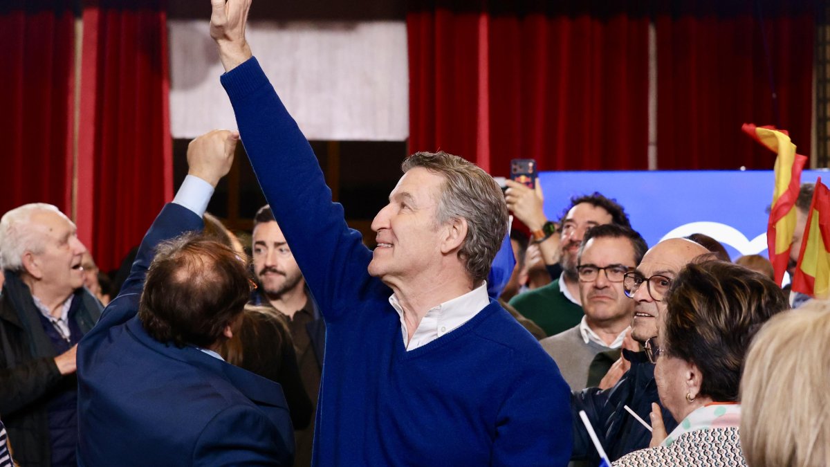 Alberto Núñez Feijóo durante el acto electoral de este viernes en La Bañeza.