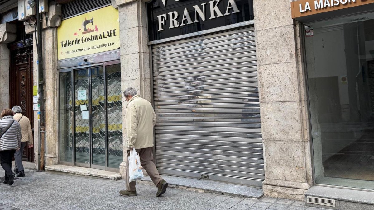 Una persona pasa por delante de la Joyería Franka en la calle Duque de la Victoria.