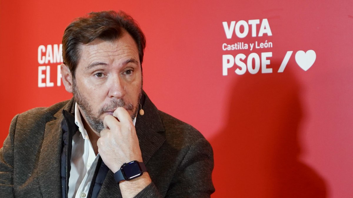 Óscar Puente, durante un desayuno informativo junto a Carlos Martínez en Soria.