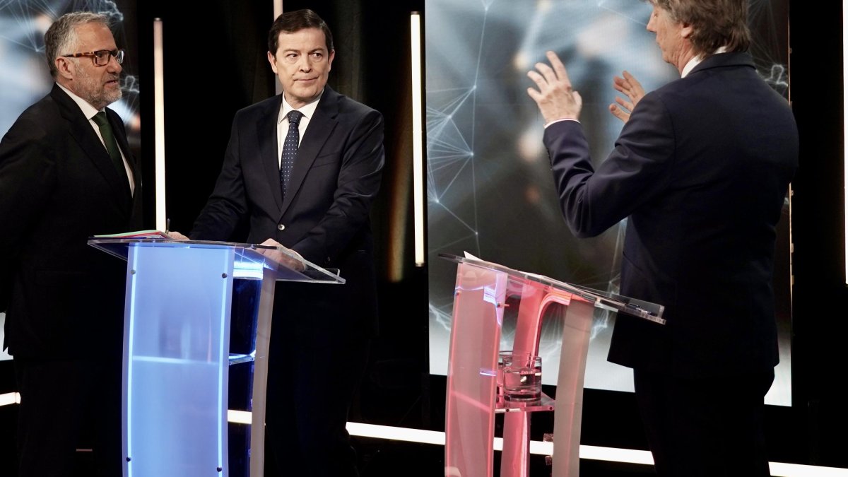 Carlos Pollán, Alfonso Fernández Mañueco y Carlos Martínez, en el debate de este jueves.