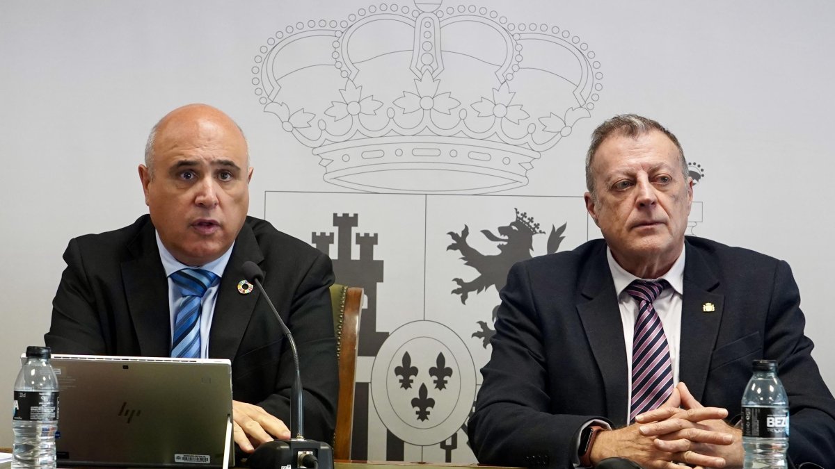 El delegado territorial de Aemet en Castilla y León, Manuel Mora, acompañado del subdelegado del Gobierno en Valladolid, Jacinto Canales