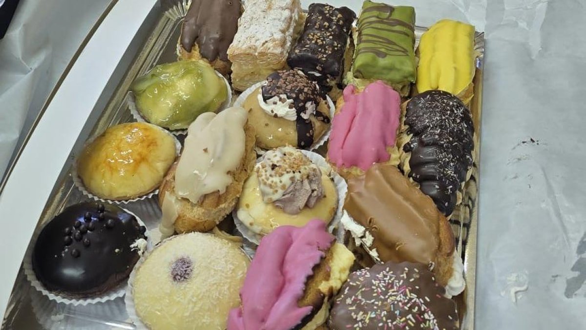 Un votante obsequia con pasteles a los integrantes de la mesa electoral de Cabañas Raras (León)