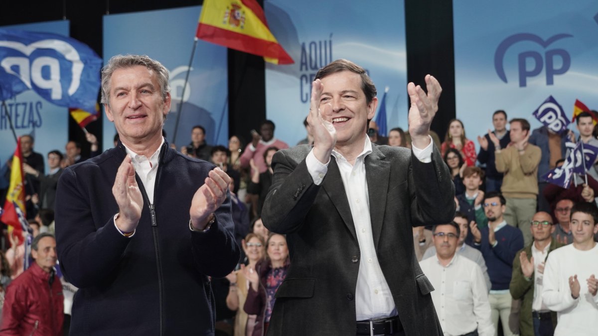El presidente nacional del PP, Alberto Núñez Feijóo, y el candidato a la reelección como presidente de la Junta, Alfonso Fernández Mañueco, durante el acto de fin de campaña del PPCyL en Valladolid