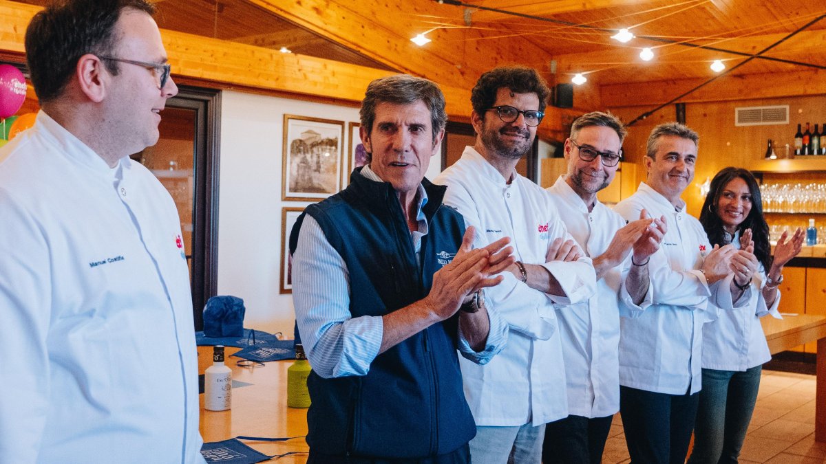 Manuel Costiña, Manu Franco, Miguel Ángel de la Cruz, José Carlos García y Carolina Ferreira junto a Javier Moro (presidente de Bodegas Emilio Moro).
