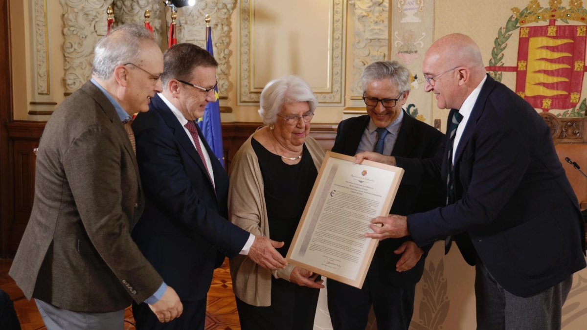 Carnero entrega el discurso enmarcado a la familia de José Antonio Valverde