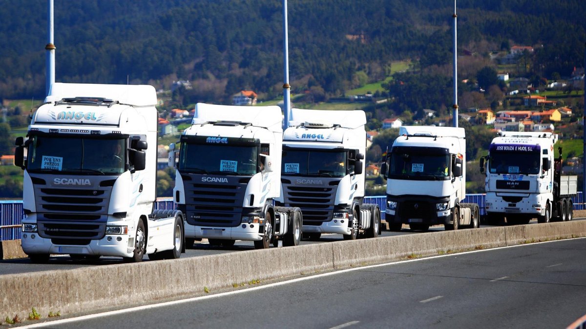 Varios camiones en una marcha a la entrada de Ferrol, en una imagen de archivo