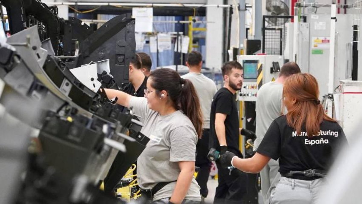Zona de parachoques en la factoría de Carrocerías de Renault Group España en Valladolid en una foto de archivo.