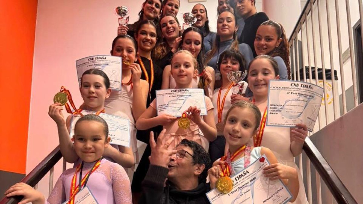 Bailarines y bailarinas de la escuela Danza Abierta posan con sus medallas junto a su mentor, Jorge Sánchez Agramonte.