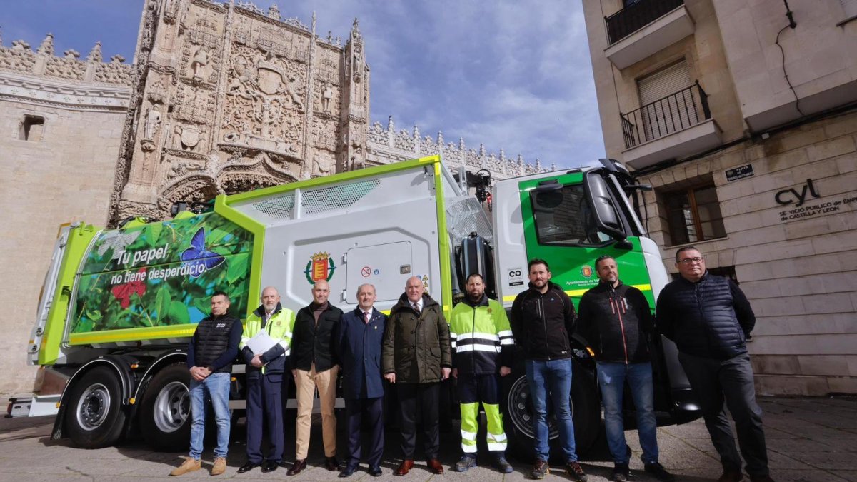 Presentación del nuevo camión de recogida de papel y cartón de Valladolid.