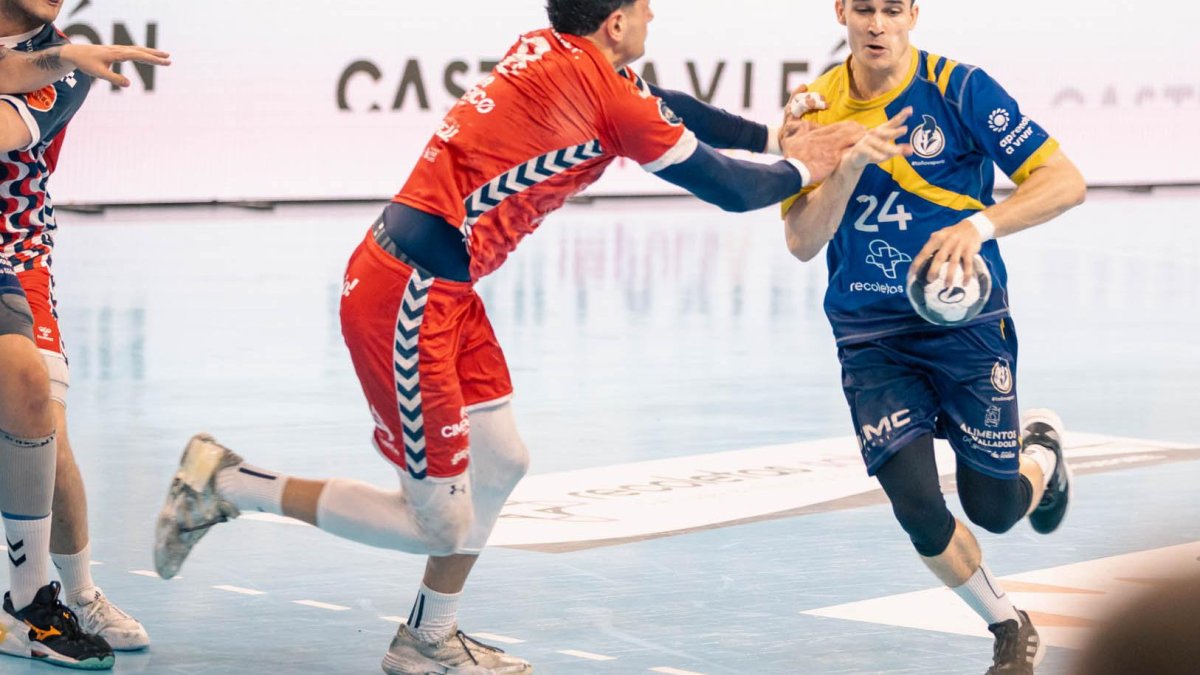Jorge Serrano en una acción de un partido de la presente temporada.