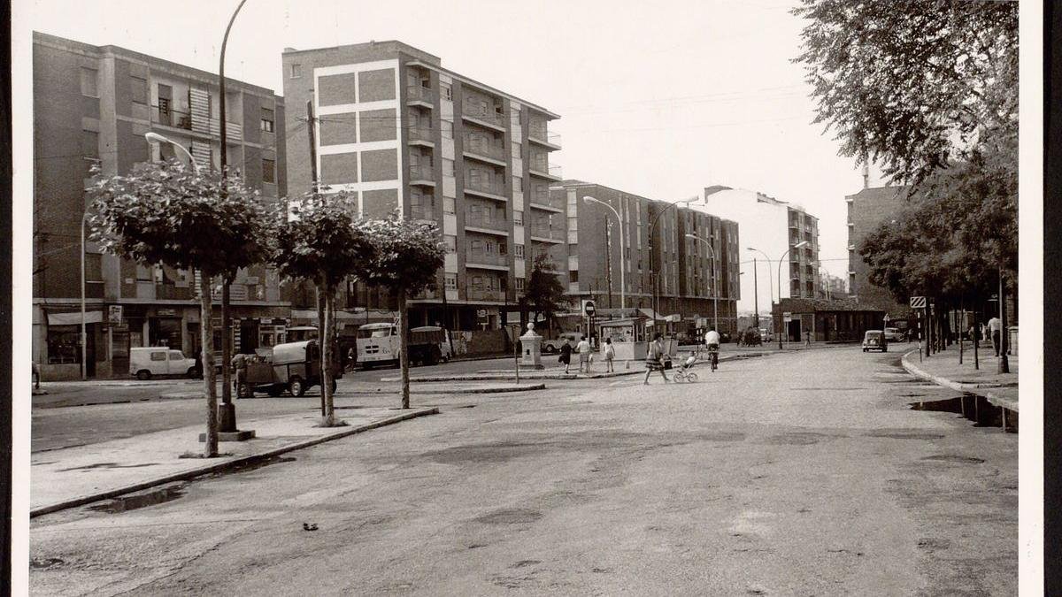 Plaza de la Virgen del Carmen al límite con Villanueva a la derecha en los años 60