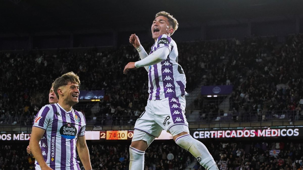 Chuki celebra su segundo tanto ante un sonriente Sanseviero, autor de la asistencia.