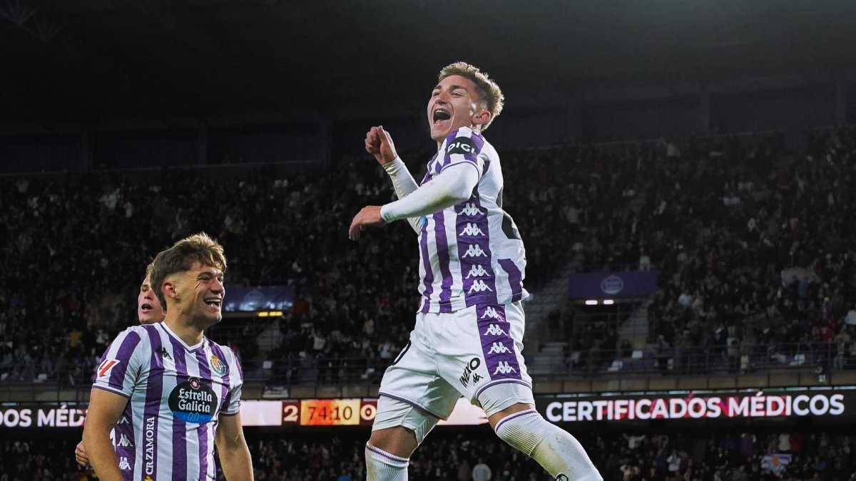 Chuki celebra su segundo tanto ante un sonriente Sanseviero, autor de la asistencia.