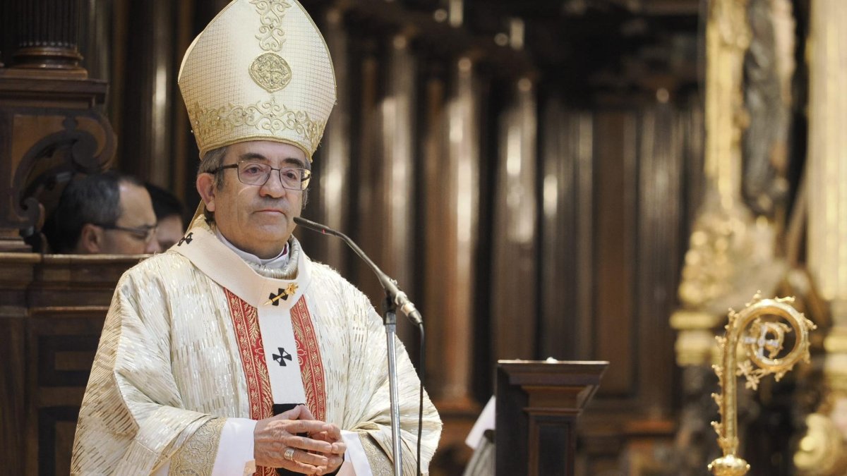 El arzobispo de Valladolid y presidente de la Conferencia Episcopal Luis Argüello oficia la misa crismal del Jueves Santo en la catedral.