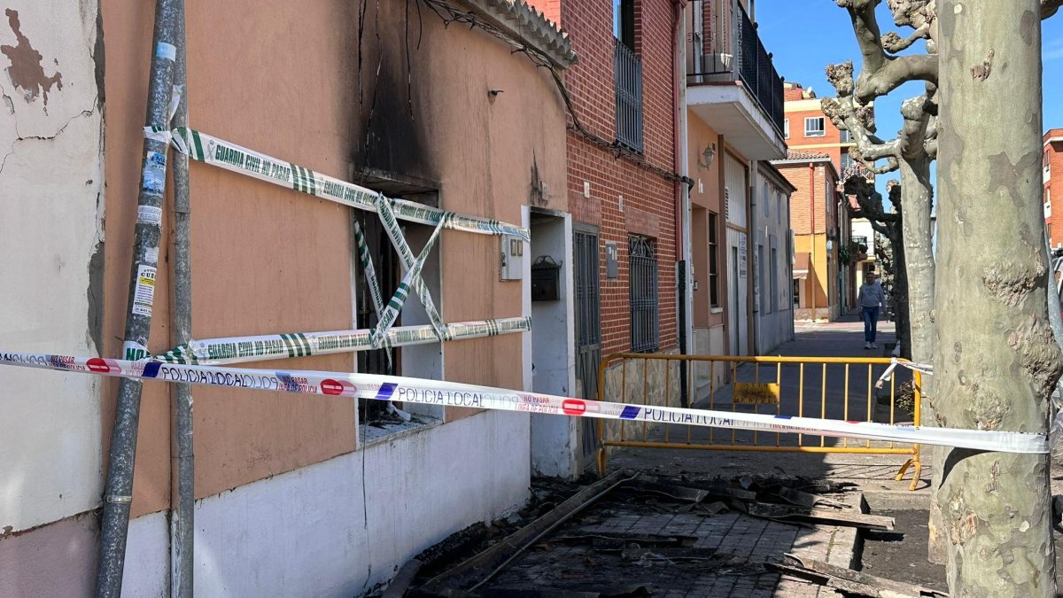 Daños en la vivienda que ardió en Tudela de Duero con un hombre en su interior