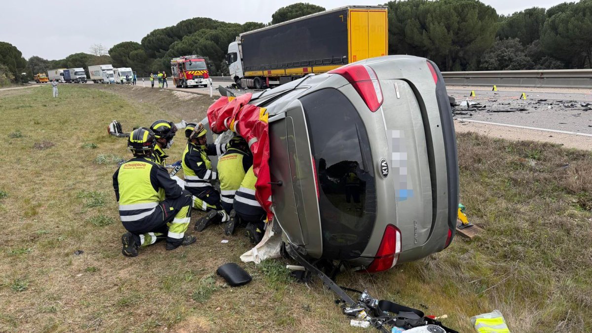 Los Bomberos de la Diputación de Valladolid, durante la excarcelación del conductor del turismo.