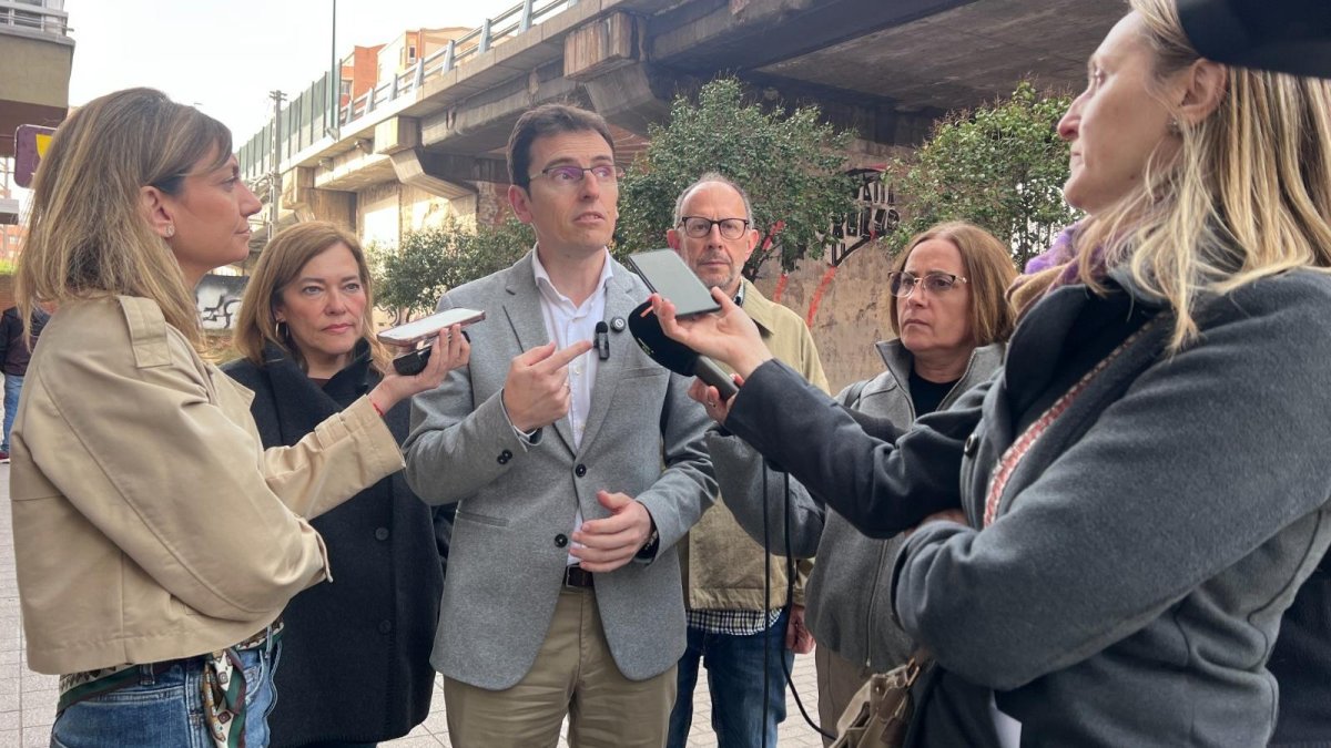El portavoz socialista, Pedro Herrero, en las inmediaciones del viaducto de Arco de Ladrillo