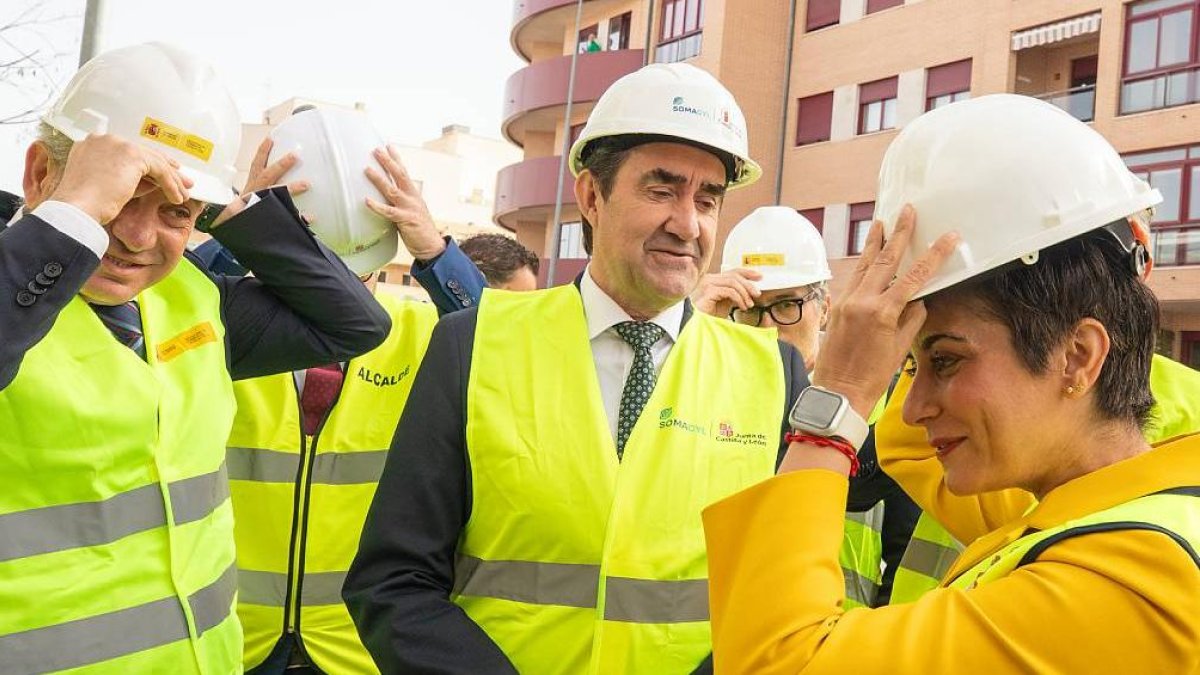 Isabel Rodríguez y Juan Carlos Suárez-Quiñones visitan las obras de una promoción de 40 viviendas asequibles para jóvenes en Ávila.