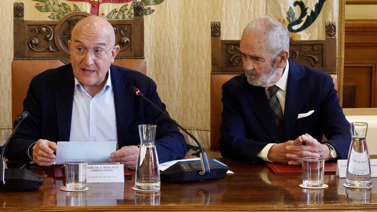 El alcalde de la capital vallisoletana, Jesús Julio Carnero, preside la lectura del fallo de la 73 edición del Premio de Novela ‘Ateneo-Ciudad de Valladolid’.