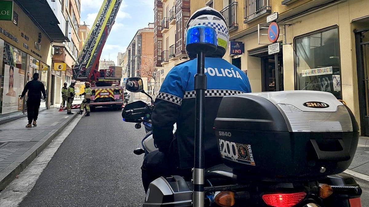 Un agente de la Policía Municipal de Valladolid durante una intervención, en una foto de archivo.