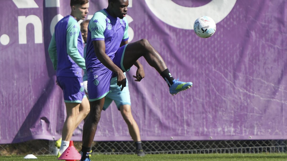 Noah Ohio da un toque de balón en el entrenamiento de miércoles.
