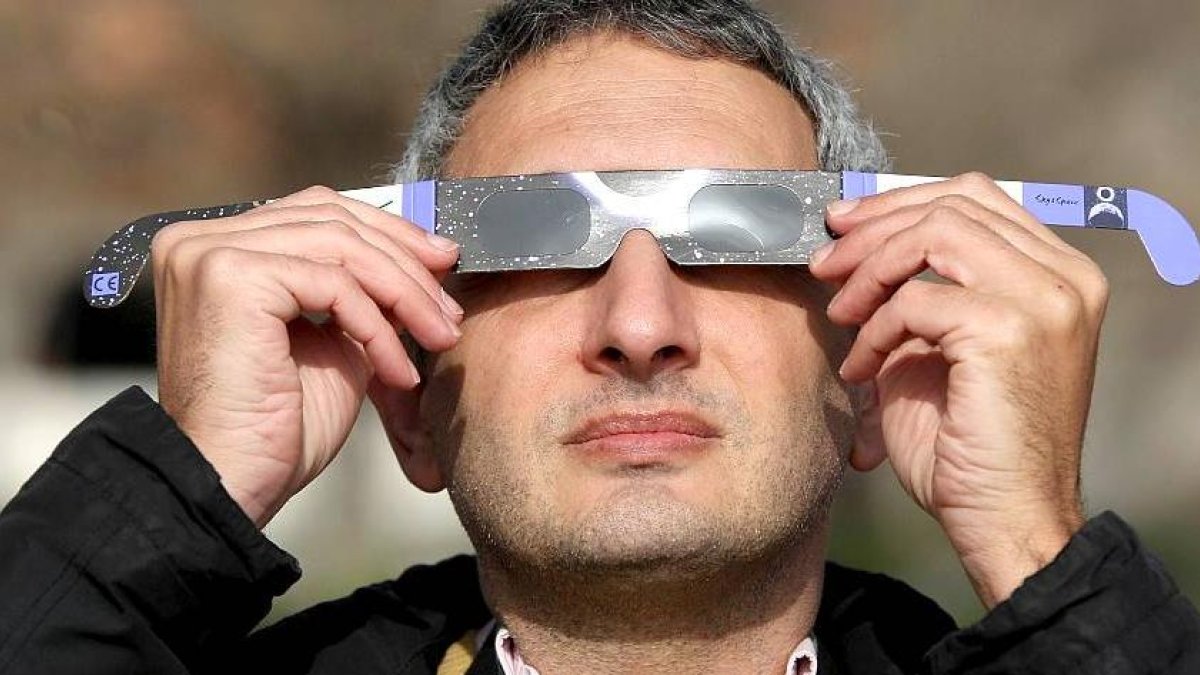 Un hombre observa el eclipse parcial de sol de marzo de 2015 en el Museo de la Ciencia de Valladolid con unas gafas de protección homologadas.