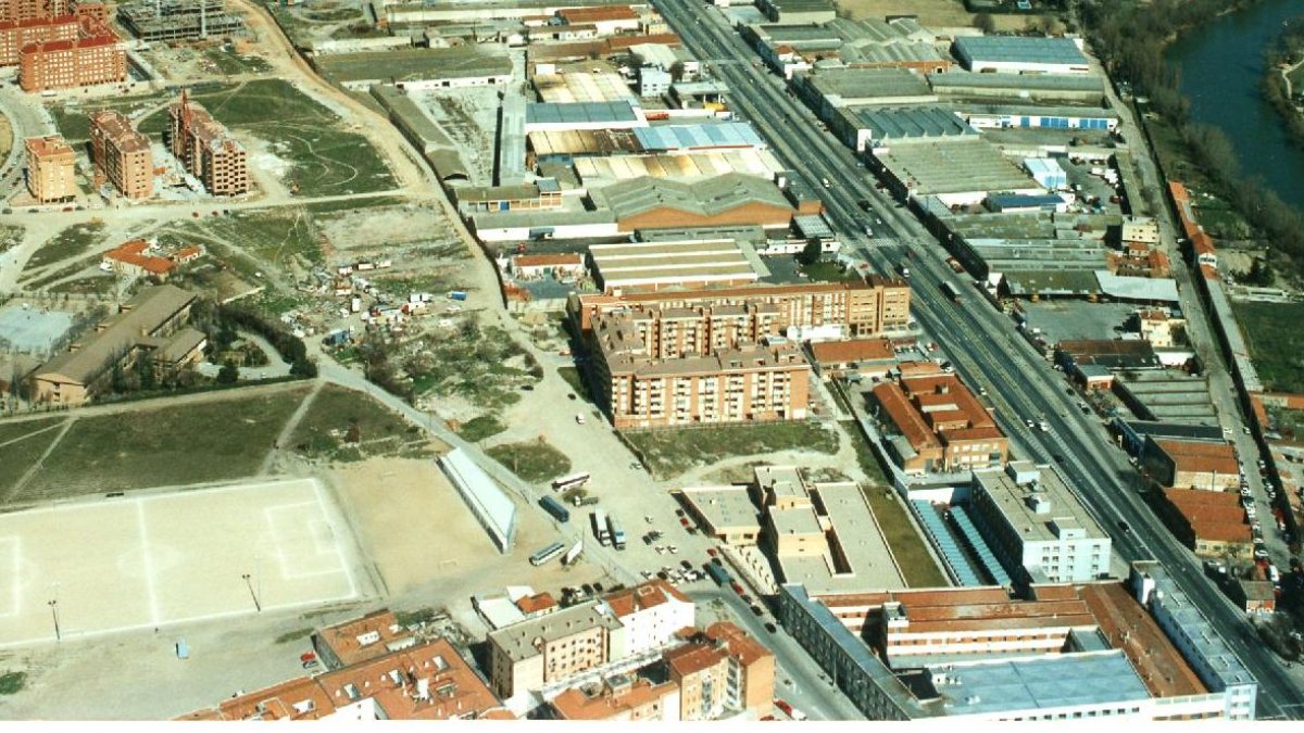 Puente Jardín y El Cabildo en el barrio de La Victoria en 1997