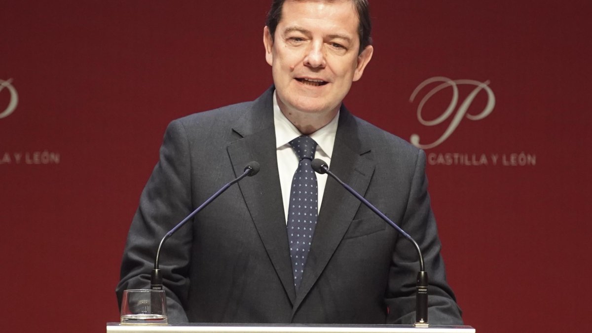 El presidente de la Junta en funciones, Alfonso Fernández Mañueco, clausura la gala de los Premios Castilla y León 2025.