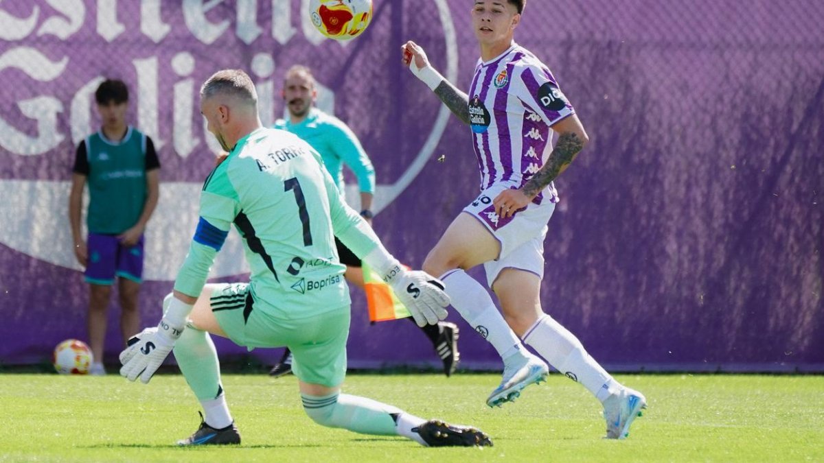 Carvajal pica el balón para marcar un gol con  el Promesas.